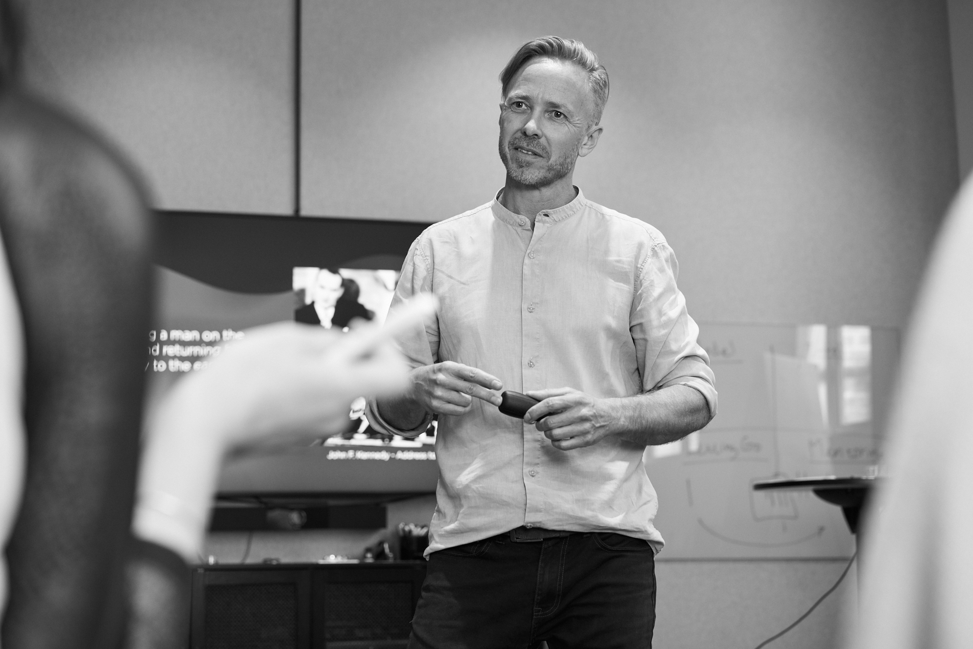 Edvard leading a workshop with a leadership team