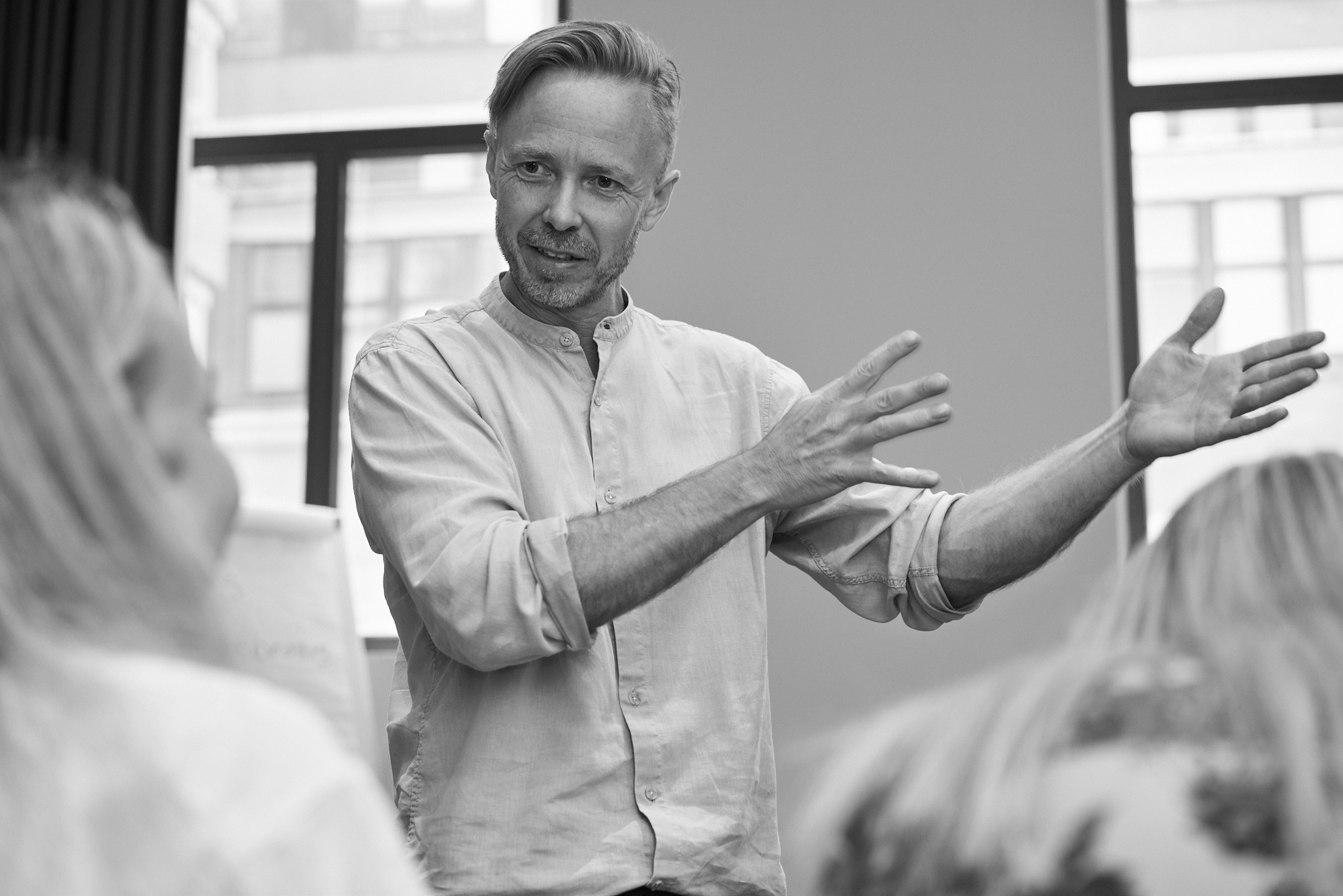 Edvard gesturing during a workshop session